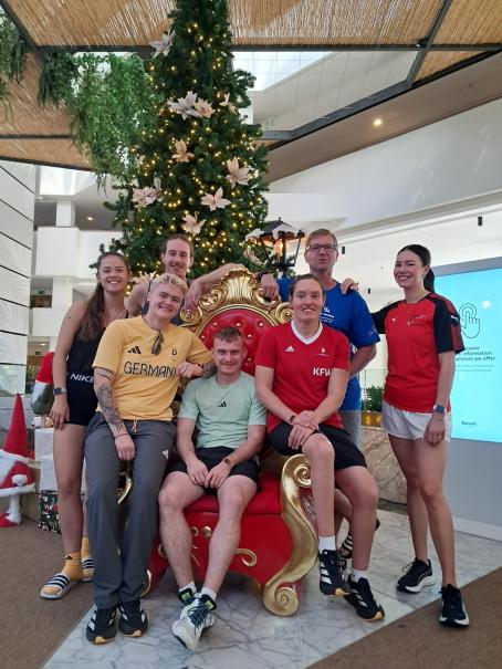 Trainingslager Leichtathleten 2025 Lanzerote Hv.l.n.r. Friederike Brose, Max Marzillier, Paula Kohlstock V.v.l.n.r. Charleen Kosche, Franz Koalick, Francés Herrmann